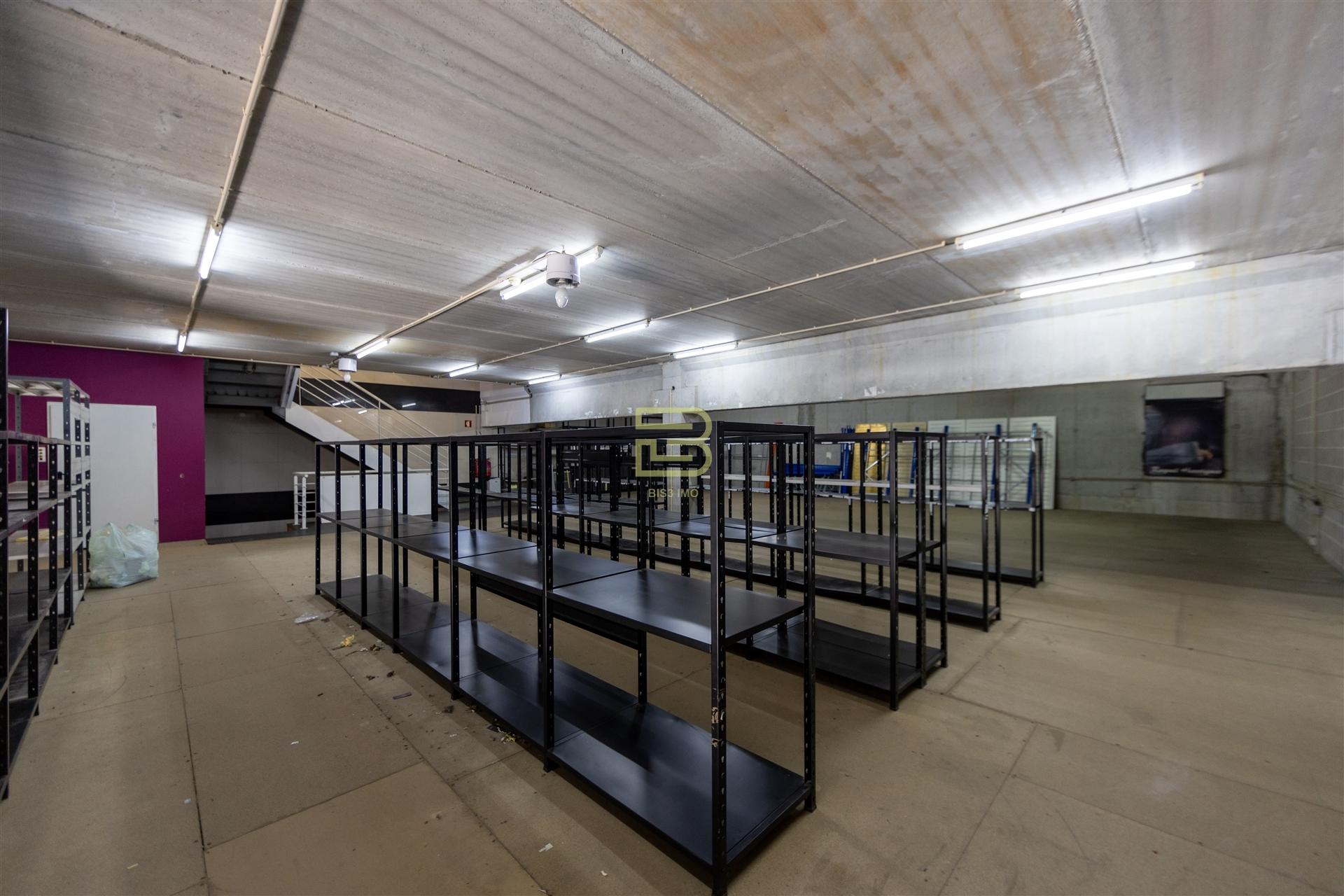 ARMAZÉM com 374m², para VENDA, na ZONA INDUSTRIAL de ERMESINDE