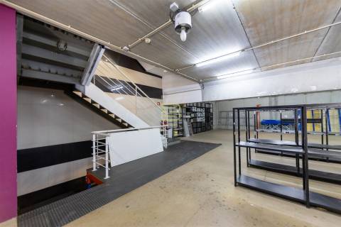 ARMAZÉM com 374m², para VENDA, na ZONA INDUSTRIAL de ERMESINDE
