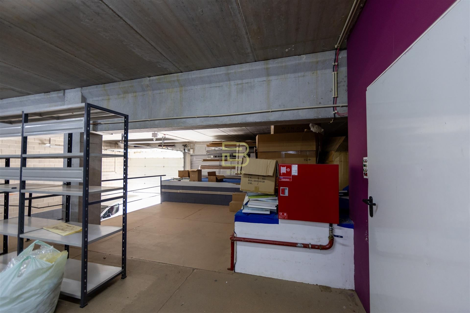 ARMAZÉM com 374m², para VENDA, na ZONA INDUSTRIAL de ERMESINDE