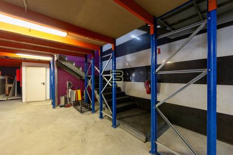 ARMAZÉM com 374m², para VENDA, na ZONA INDUSTRIAL de ERMESINDE