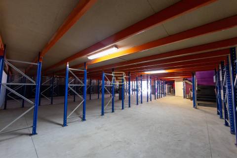 ARMAZÉM com 374m², para VENDA, na ZONA INDUSTRIAL de ERMESINDE