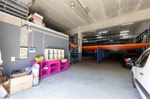 ARMAZÉM com 374m², para VENDA, na ZONA INDUSTRIAL de ERMESINDE