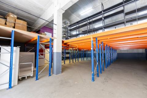 ARMAZÉM com 374m², para VENDA, na ZONA INDUSTRIAL de ERMESINDE