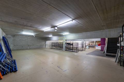 ARMAZÉM com 374m², para ARRENDAMENTO, na ZONA INDÚSTRIAL de ERMESINDE