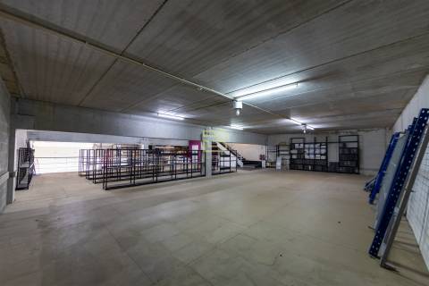 ARMAZÉM com 374m², para ARRENDAMENTO, na ZONA INDÚSTRIAL de ERMESINDE