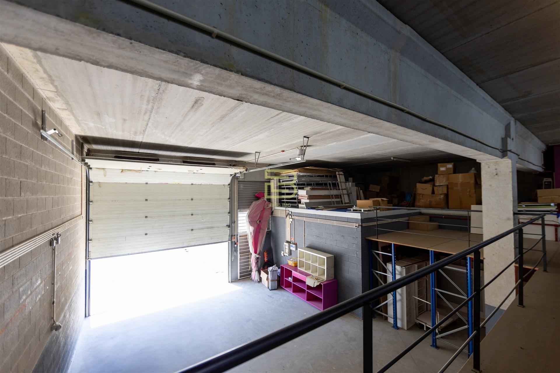 ARMAZÉM com 374m², para ARRENDAMENTO, na ZONA INDÚSTRIAL de ERMESINDE