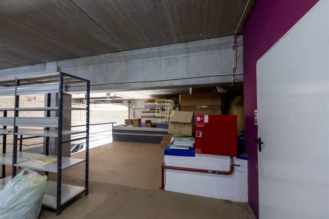 ARMAZÉM com 374m², para ARRENDAMENTO, na ZONA INDÚSTRIAL de ERMESINDE