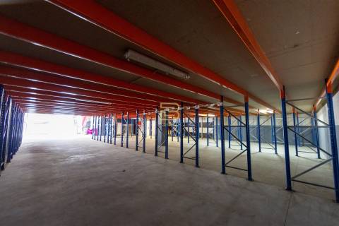 ARMAZÉM com 374m², para ARRENDAMENTO, na ZONA INDÚSTRIAL de ERMESINDE