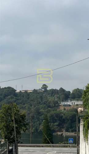 A 200m do Rio Douro: Terreno com Potencial Construção em Localização Premium
