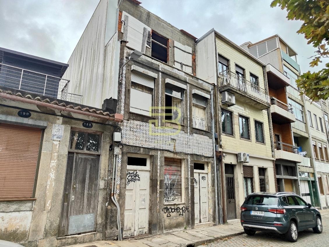 Prédio com projeto aprovado e licença de obras, na primeira linha do Rio Douro, Bonfim, Porto