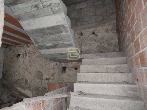 Prédio com projeto aprovado e licença de obras, na primeira linha do Rio Douro, Bonfim, Porto