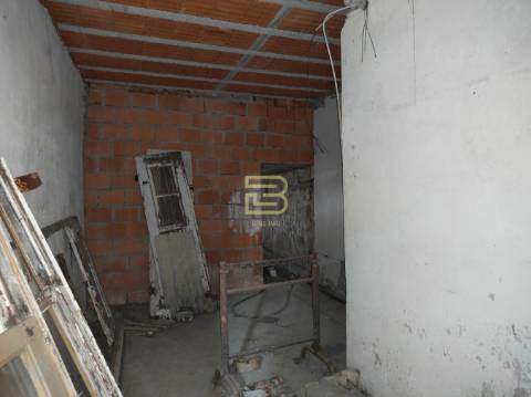 Prédio com projeto aprovado e licença de obras, na primeira linha do Rio Douro, Bonfim, Porto