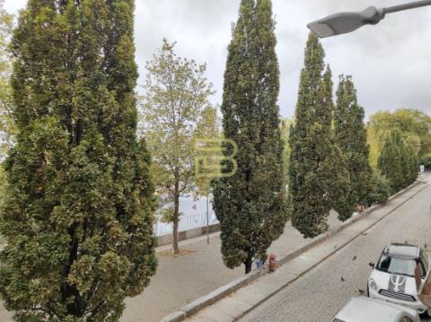 Prédio com projeto aprovado e licença de obras, na primeira linha do Rio Douro, Bonfim, Porto