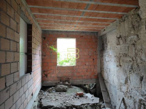 Prédio com projeto aprovado e licença de obras, na primeira linha do Rio Douro, Bonfim, Porto