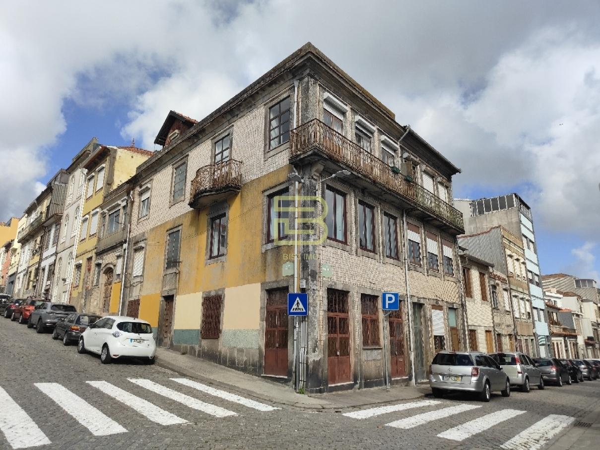 Edifício no gaveto da Rua Gomes Freire com a Praça da Alegria, no vibrante bairro do Bonfim, Porto.