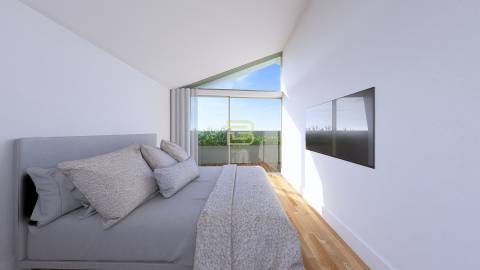 Edifício no gaveto da Rua Gomes Freire com a Praça da Alegria, no vibrante bairro do Bonfim, Porto.