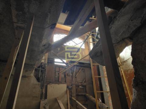 Edifício no gaveto da Rua Gomes Freire com a Praça da Alegria, no vibrante bairro do Bonfim, Porto.