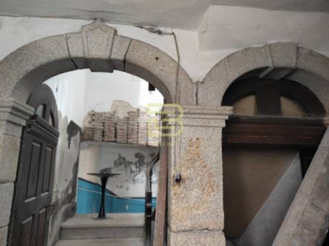 Edifício no gaveto da Rua Gomes Freire com a Praça da Alegria, no vibrante bairro do Bonfim, Porto.