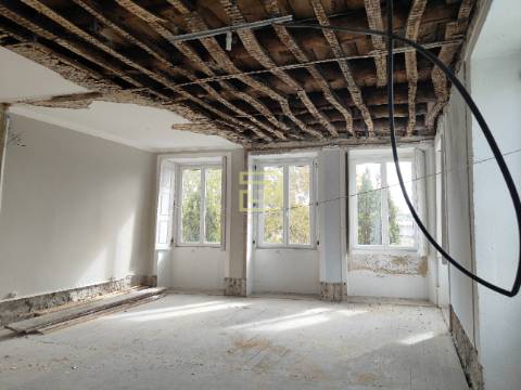 Edifício no gaveto da Rua Gomes Freire com a Praça da Alegria, no vibrante bairro do Bonfim, Porto.
