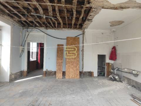 Edifício no gaveto da Rua Gomes Freire com a Praça da Alegria, no vibrante bairro do Bonfim, Porto.