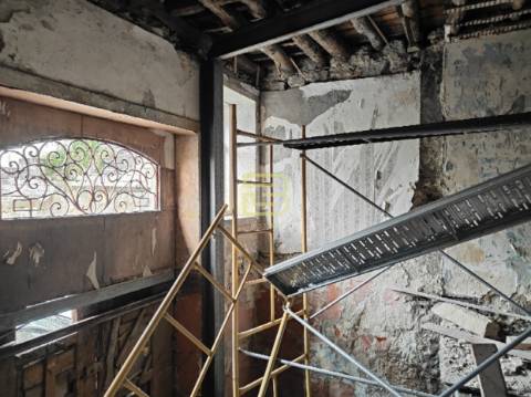 Edifício no gaveto da Rua Gomes Freire com a Praça da Alegria, no vibrante bairro do Bonfim, Porto.