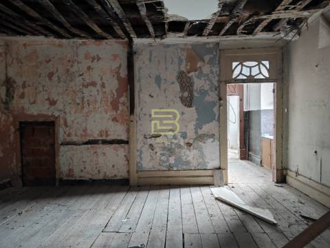 Edifício no gaveto da Rua Gomes Freire com a Praça da Alegria, no vibrante bairro do Bonfim, Porto.