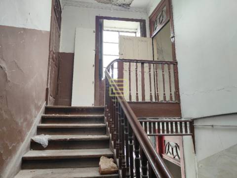 Edifício no gaveto da Rua Gomes Freire com a Praça da Alegria, no vibrante bairro do Bonfim, Porto.
