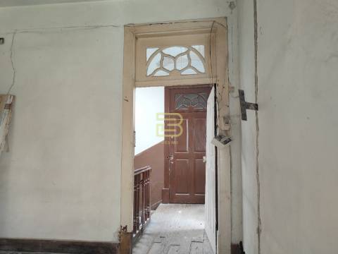 Edifício no gaveto da Rua Gomes Freire com a Praça da Alegria, no vibrante bairro do Bonfim, Porto.