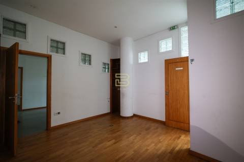 Loja situada numa galeria comercial, rodeada de todos os tipos de comércio e transportes públicos.