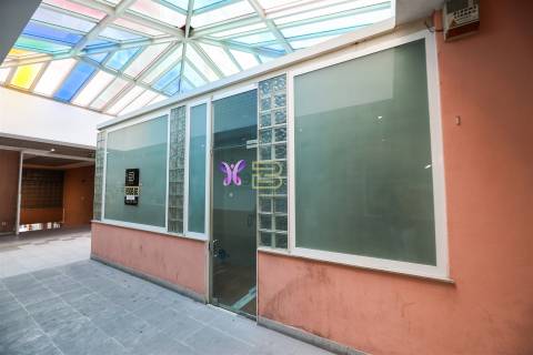 Loja situada numa galeria comercial, rodeada de todos os tipos de comércio e transportes públicos.