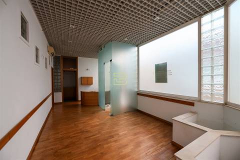 Loja situada numa galeria comercial, rodeada de todos os tipos de comércio e transportes públicos.