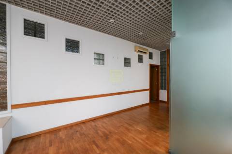 Loja situada numa galeria comercial, rodeada de todos os tipos de comércio e transportes públicos.