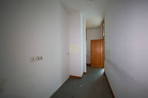 Loja situada numa galeria comercial, rodeada de todos os tipos de comércio e transportes públicos.