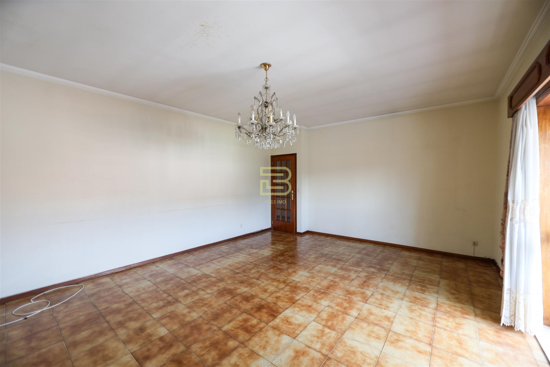 Apartamento T3 com GARAGEM junto á estação de RIO TINTO