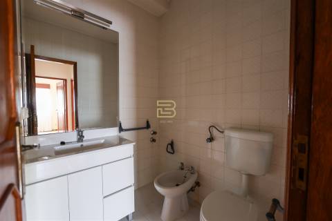 Apartamento T3 com GARAGEM junto á estação de RIO TINTO