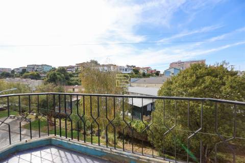 Apartamento T3 com GARAGEM junto á estação de RIO TINTO