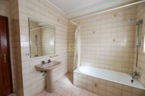 Apartamento T3 com GARAGEM junto á estação de RIO TINTO