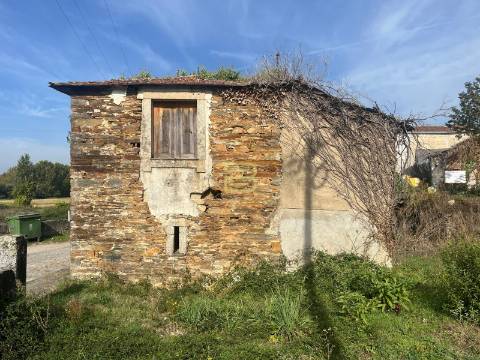 Casa em Xisto para Recuperar em Sobreira – Paredes | 25 min do Porto