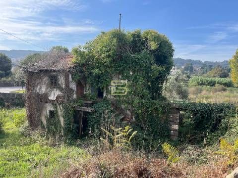 Casa em Xisto para Recuperar em Sobreira – Paredes | 25 min do Porto