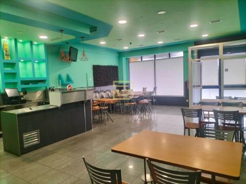 Espaço comercial, com 77 m², situado no centro de Valongo