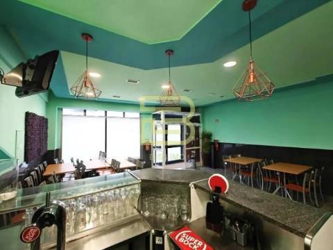 Espaço comercial, com 77 m², situado no centro de Valongo