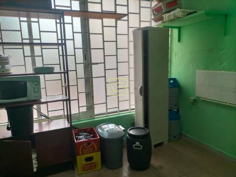 Espaço comercial, com 77 m², situado no centro de Valongo