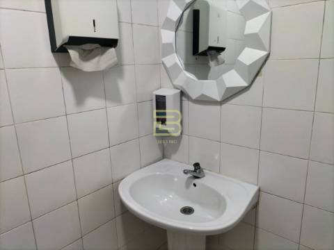 Espaço comercial, com 77 m², situado no centro de Valongo