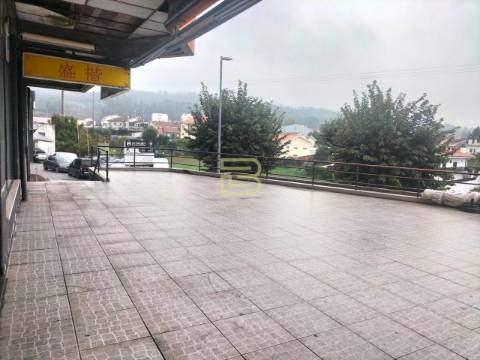 Espaço comercial, com 77 m², situado no centro de Valongo