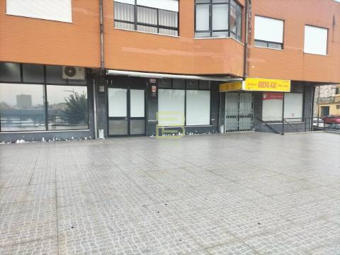 Espaço comercial, com 77 m², situado no centro de Valongo