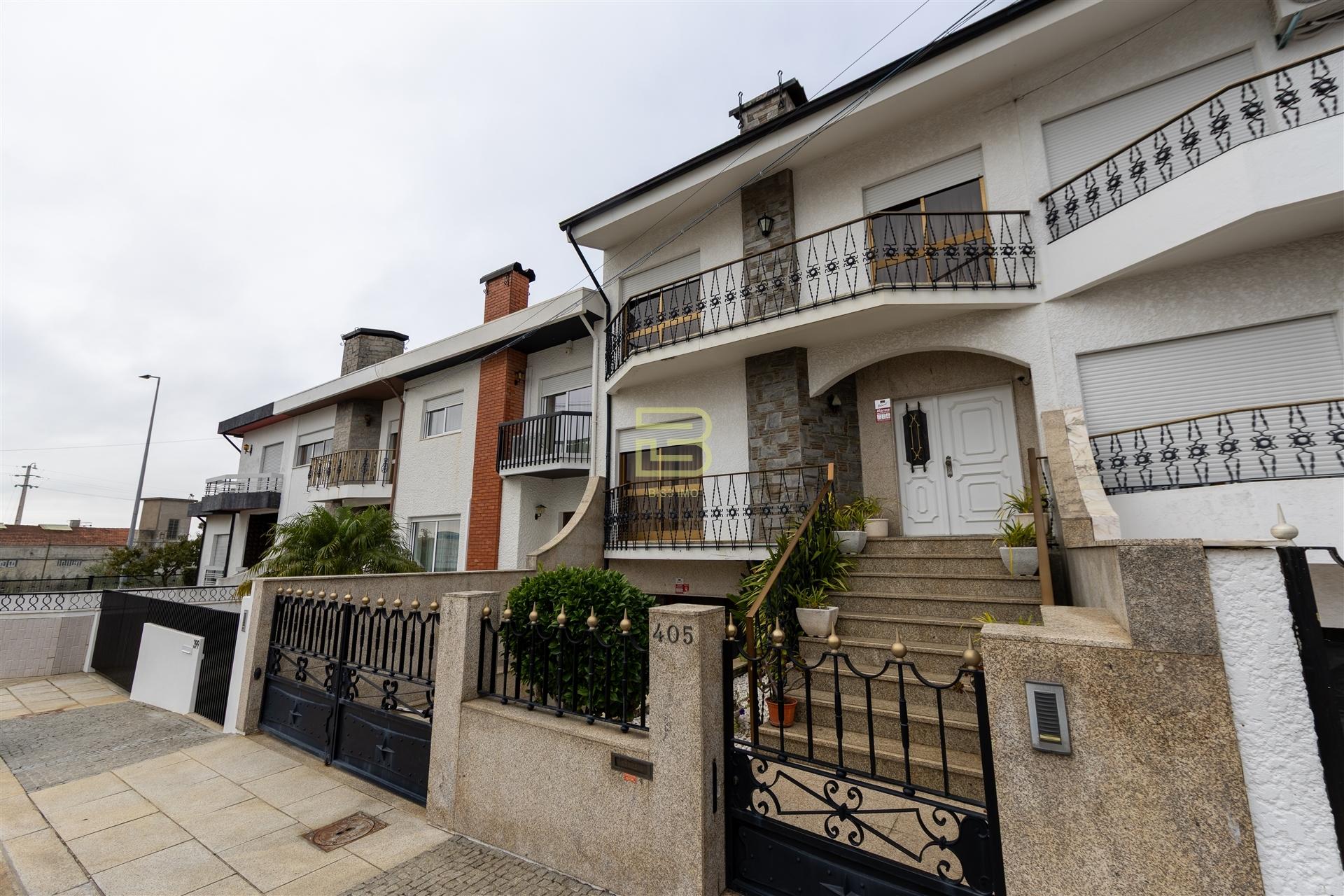 Moradia Familiar ,T4 em Vilar do Paraíso — Espaço, Conforto e Jardim