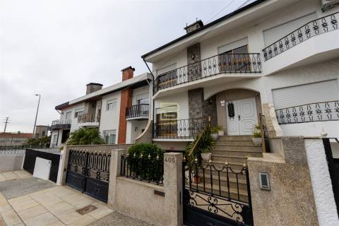 Moradia Familiar ,T4 em Vilar do Paraíso — Espaço, Conforto e Jardim