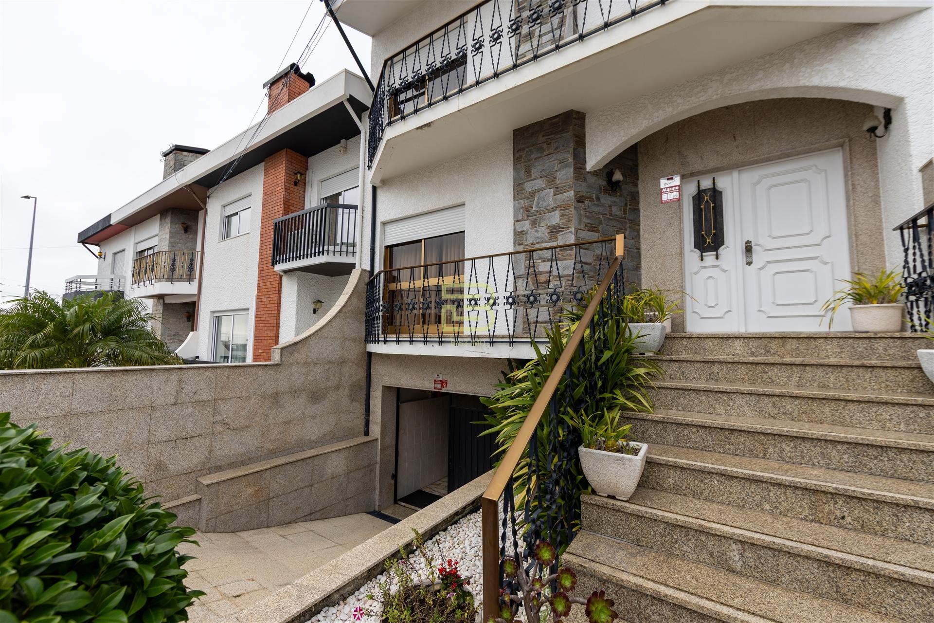 Moradia Familiar ,T4 em Vilar do Paraíso — Espaço, Conforto e Jardim