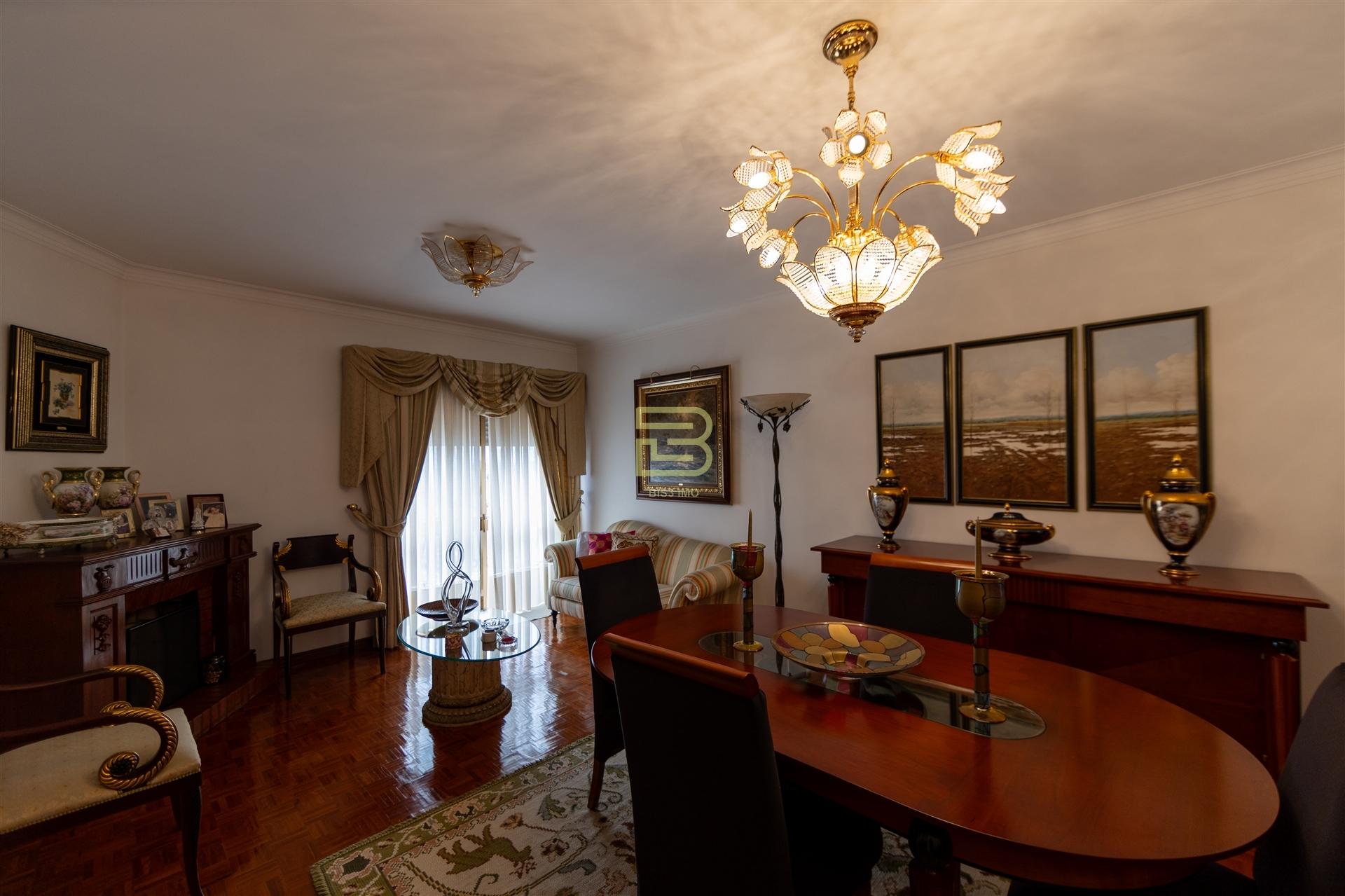 Moradia Familiar ,T4 em Vilar do Paraíso — Espaço, Conforto e Jardim