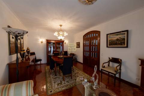 Moradia Familiar ,T4 em Vilar do Paraíso — Espaço, Conforto e Jardim